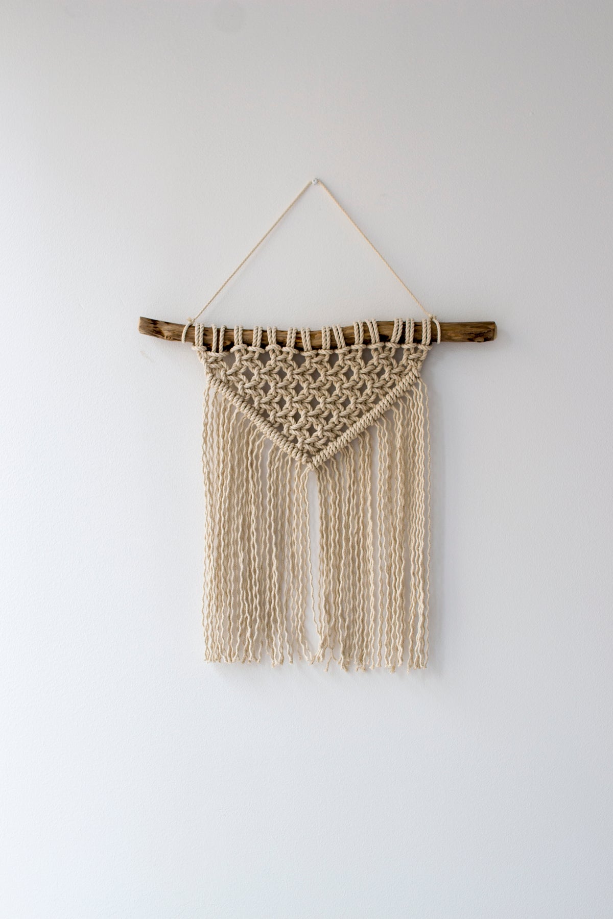 Macrame wall hanging / modern macrame / macrame wall art / wall decor / fiber art / Macrame wall hanger / Wall hanger on driftwood