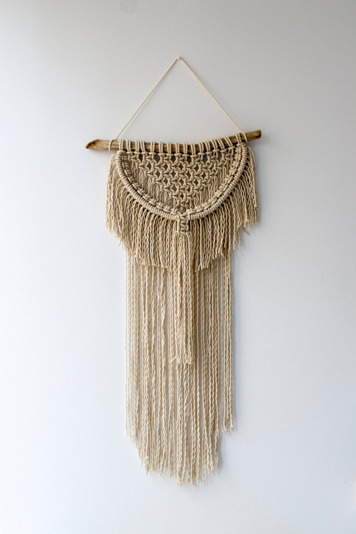 Macrame wall hanging / modern macrame / macrame wall art / wall decor / fiber art / Macrame wall hanger / Wall hanger on driftwood