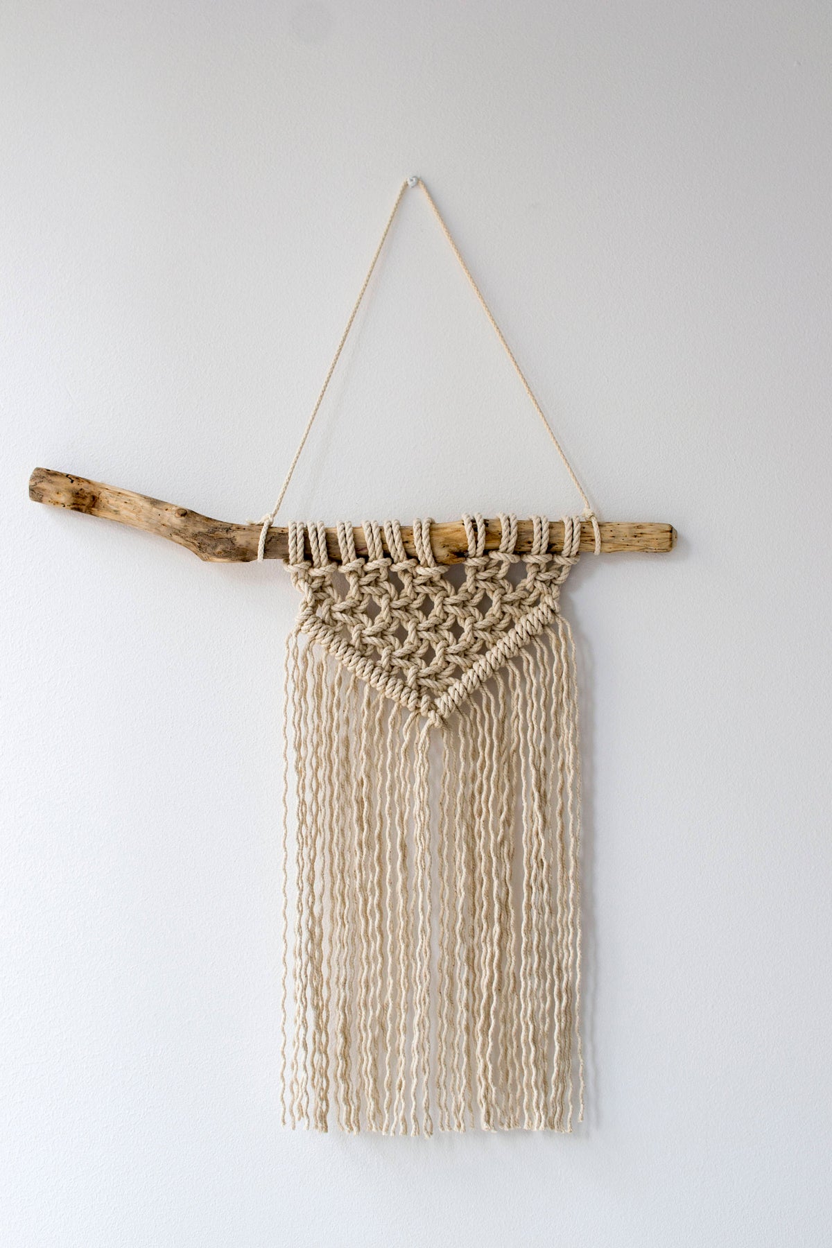 Macrame wall hanging / modern macrame / macrame wall art / wall decor / fiber art / Macrame wall hanger / Wall hanger on driftwood