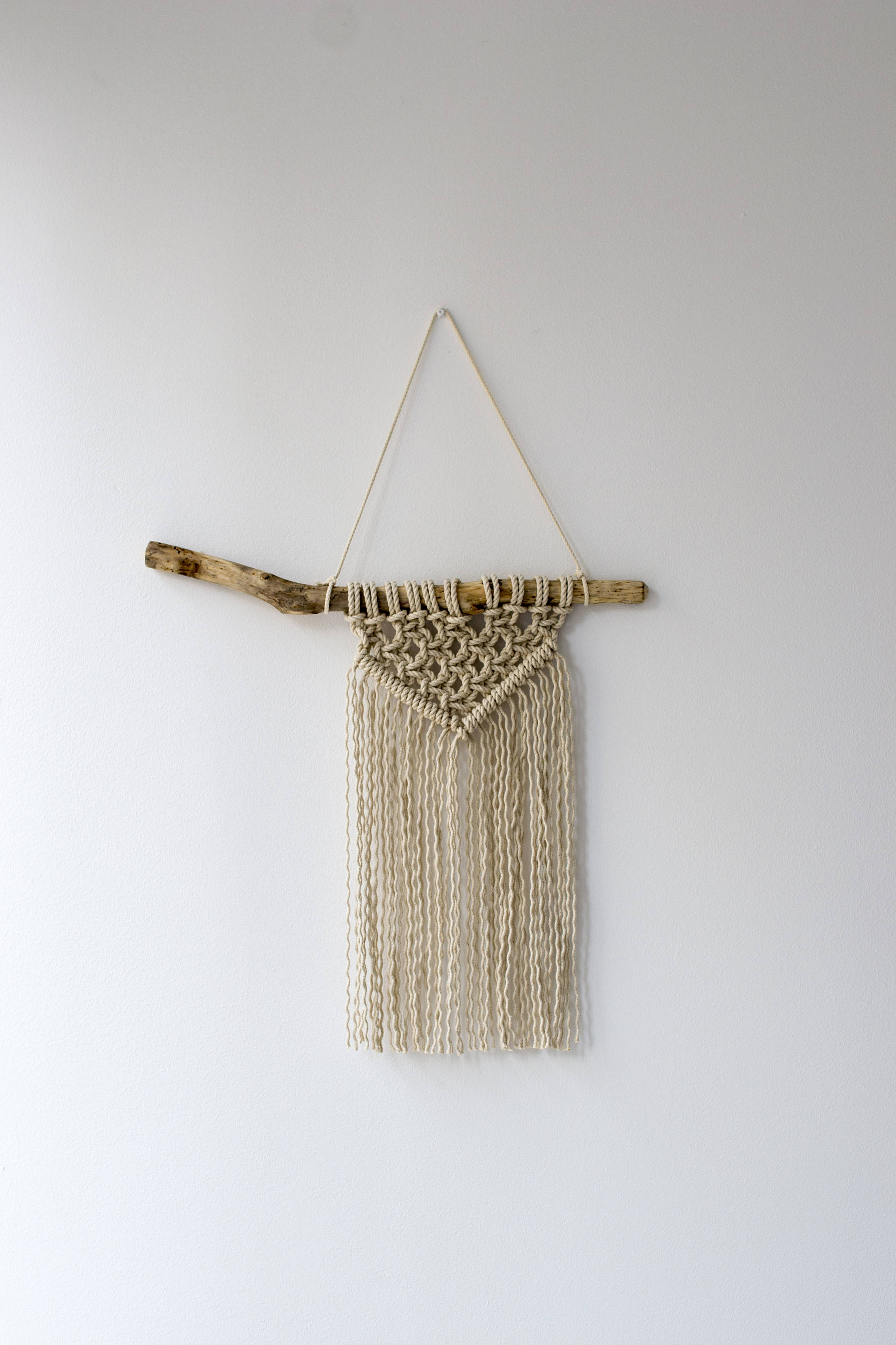 Macrame wall hanging / modern macrame / macrame wall art / wall decor / fiber art / Macrame wall hanger / Wall hanger on driftwood